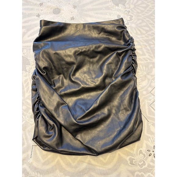 Wilfred Dresses & Skirts - Wilfred Women's Size 2 Black Faux Leather Skirt Ruched Both Sides Zip Skirt